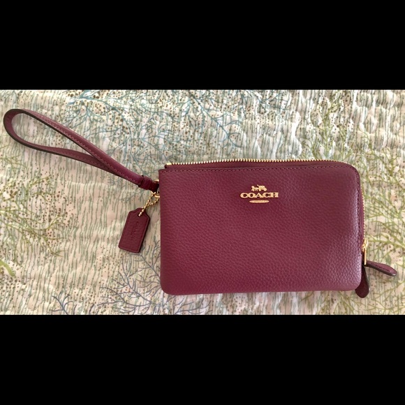 *SOLD* Coach Corner Zip Wallet. Berry Leather NWT - Picture 2 of 5